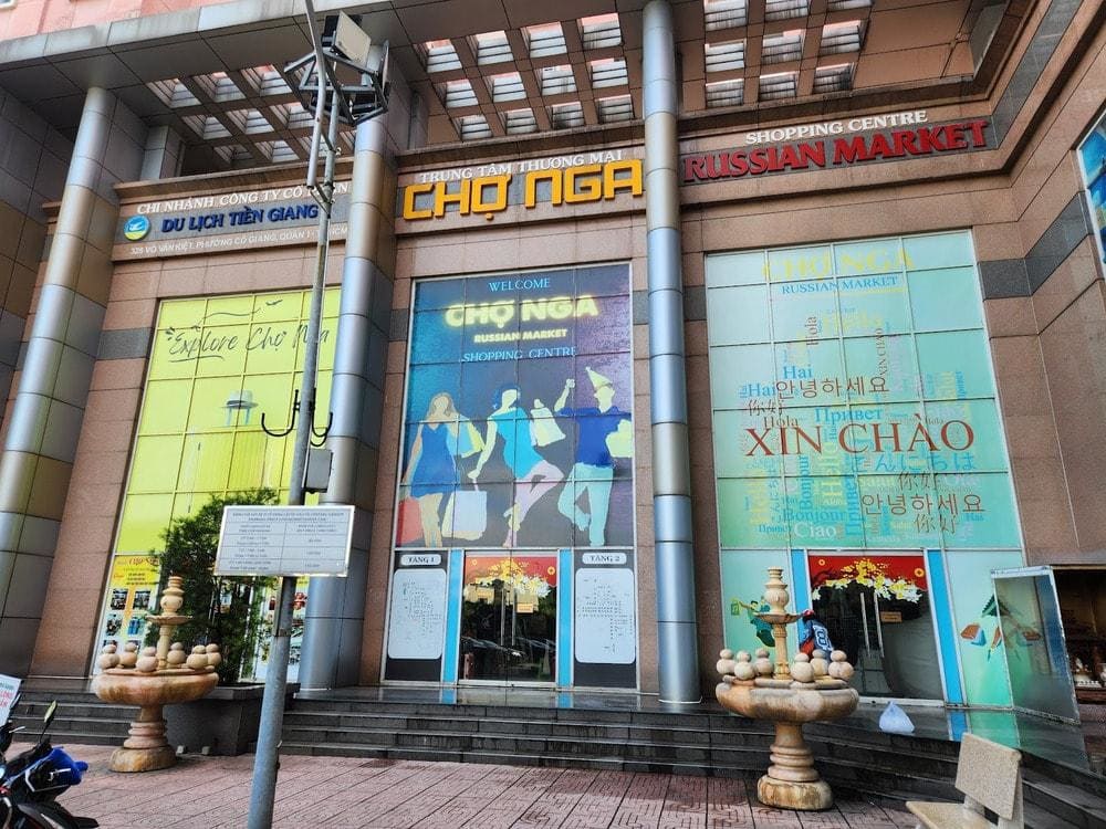 This market attracts not just Russians, but also local youths, Vietnamese tourists exploring Ho Chi Minh City, and travelers from abroad (Source: Jackfruit Adventure)